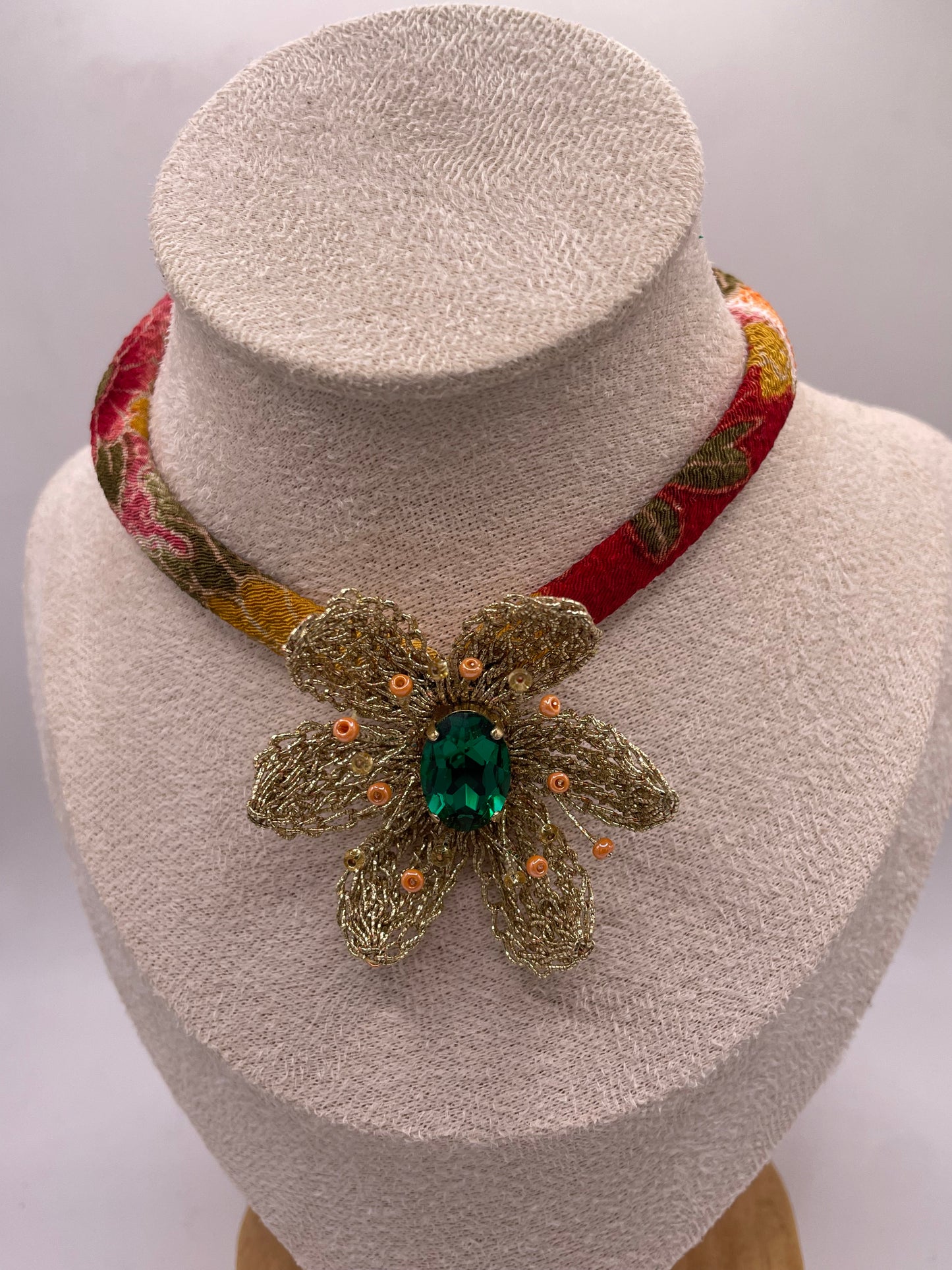 Collana Ninfea - Gioiello Artigianale all'Uncinetto con Cristallo